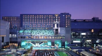 這是京都格蘭比亞大酒店週邊區域的地圖，該酒店與JR京都站直接相連。飯店位於京都站東北側，毗鄰JR中央出口和計程車候車點。連接車站南北兩側的「南北自由通道」西側是JR京都站和中央郵局，南側是近鐵京都站和新幹線京都站。車站北側是京都塔和下京區政府。