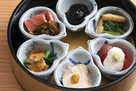 使用海鮮、肉和蔬菜制作的各種小碗料理。