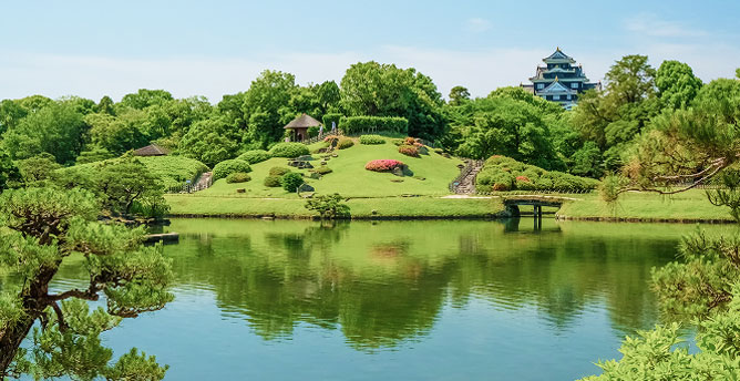 橋と海を望む自然豊かな港町の風景