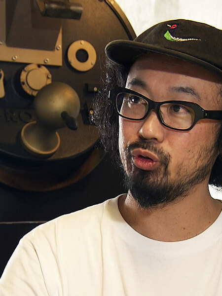 在烤過的厚塊牛排上，漂亮地裝上煎鵝肝。