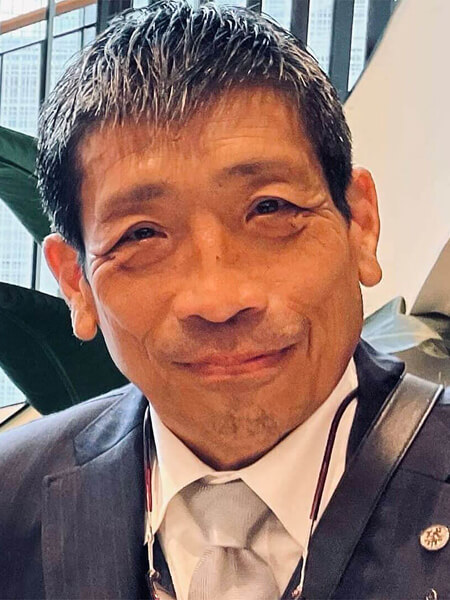 桌子上高雅地擺放著淺綠色的餐巾和印有酒店名稱的座位牌。