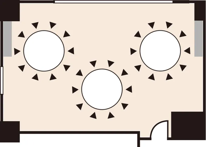 3つの円卓と椅子が配置された宴会場のレイアウト図