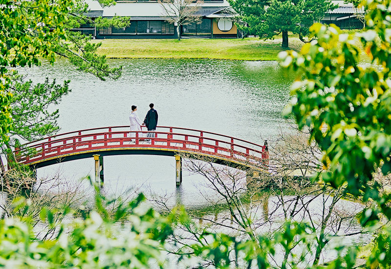 写真：庭園での新郎新婦