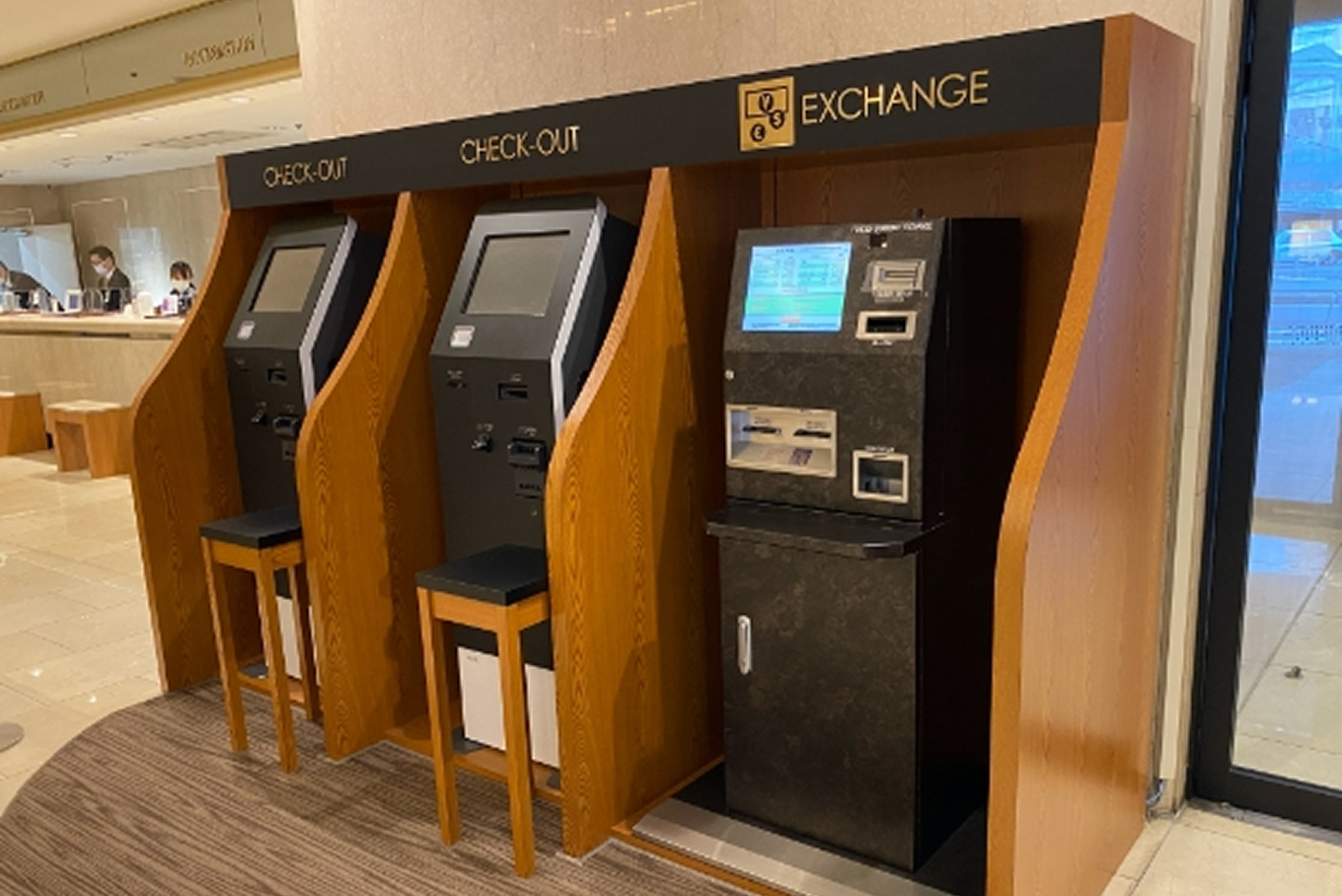 客室内のデスクとパソコン。