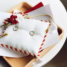 和風のリングピローの上に置かれた二つの結婚指輪