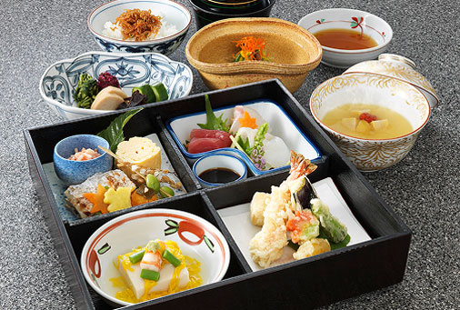 天ぷらや刺身、小鉢が入った和食弁当風の膳