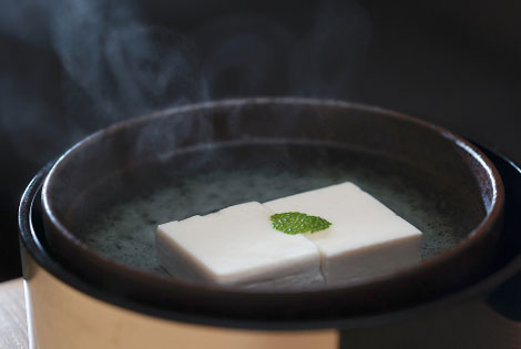 切成两片的热腾腾的汤豆腐。