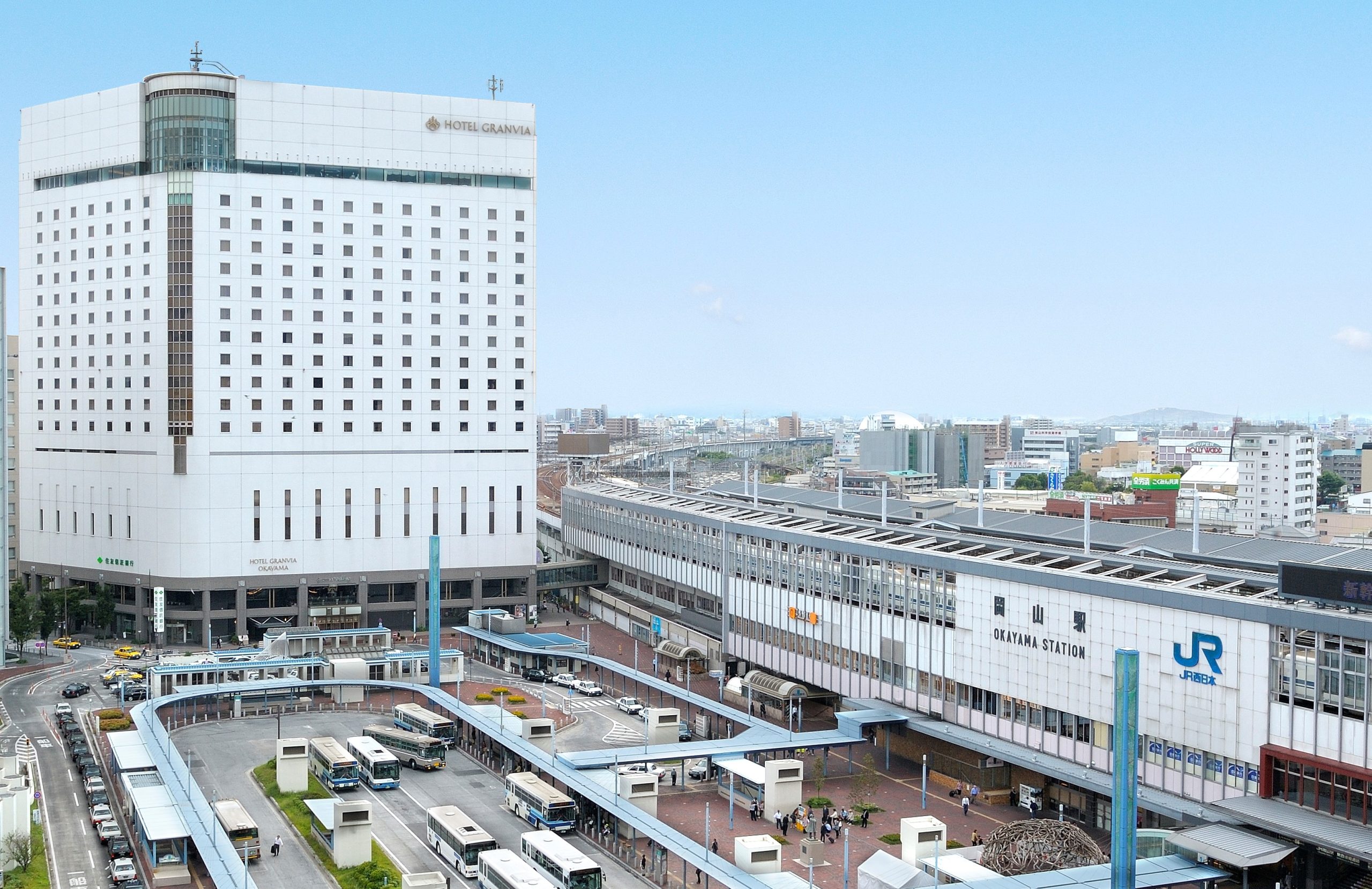 岡山駅ビルとホテルグランヴィア岡山の風景