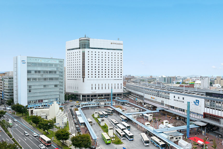 ホテルグランヴィア岡山の外観。夕暮れの岡山駅に隣接する建物。