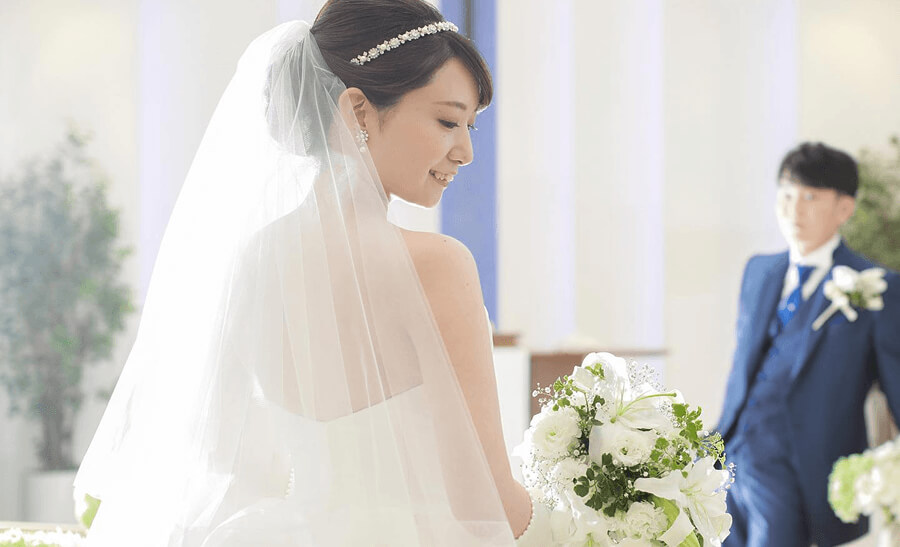 父親にエスコートされた花嫁が、新郎のもとへゆっくりと歩みを進めています。