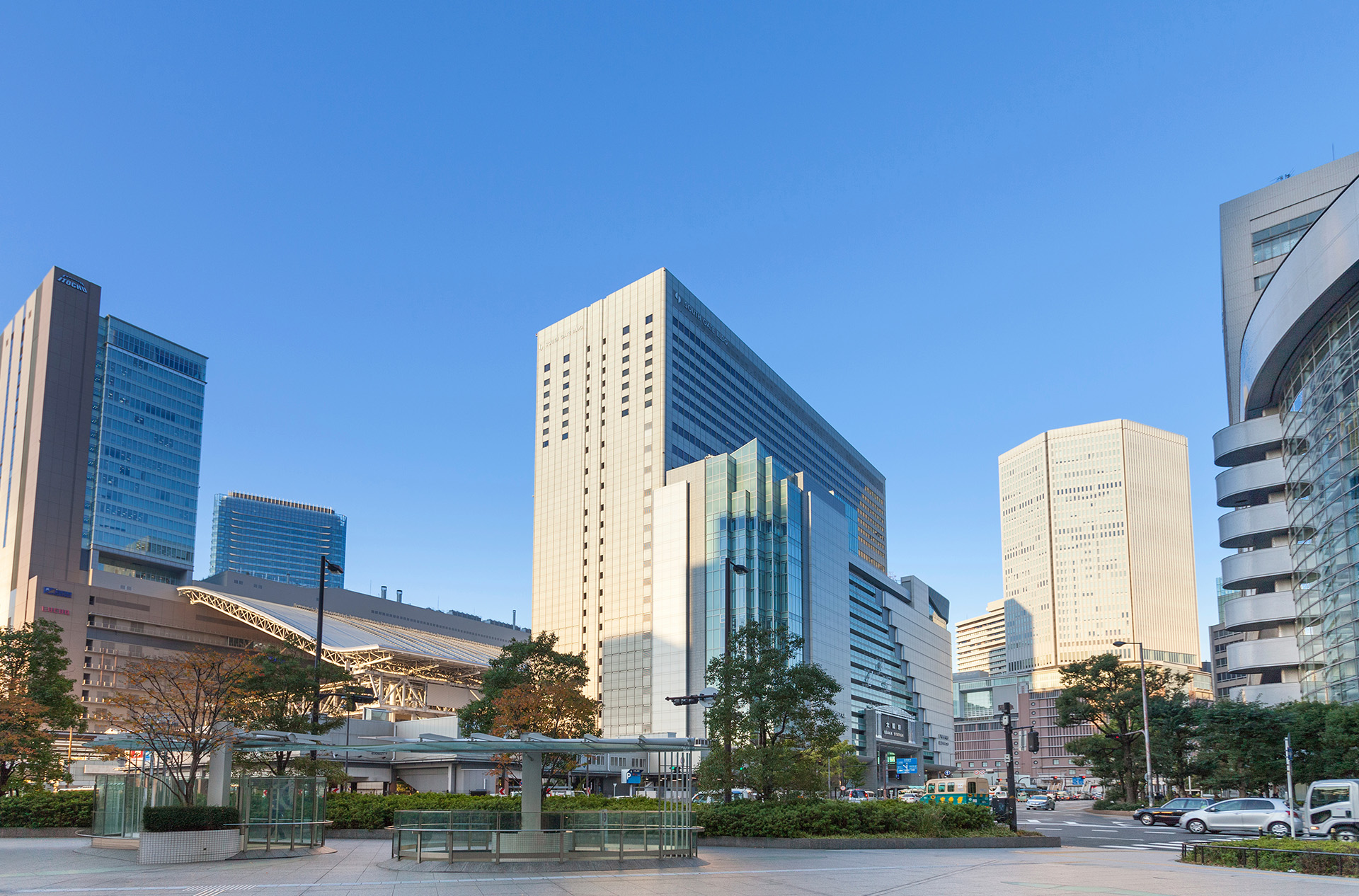JR大阪駅直結のホテルグランヴィア大阪の外観と大阪駅周辺の街並み