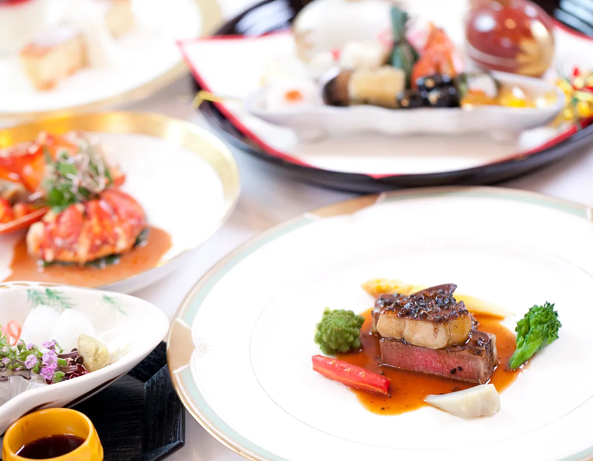 肉寿司を中心とした和洋折衷料理の一皿