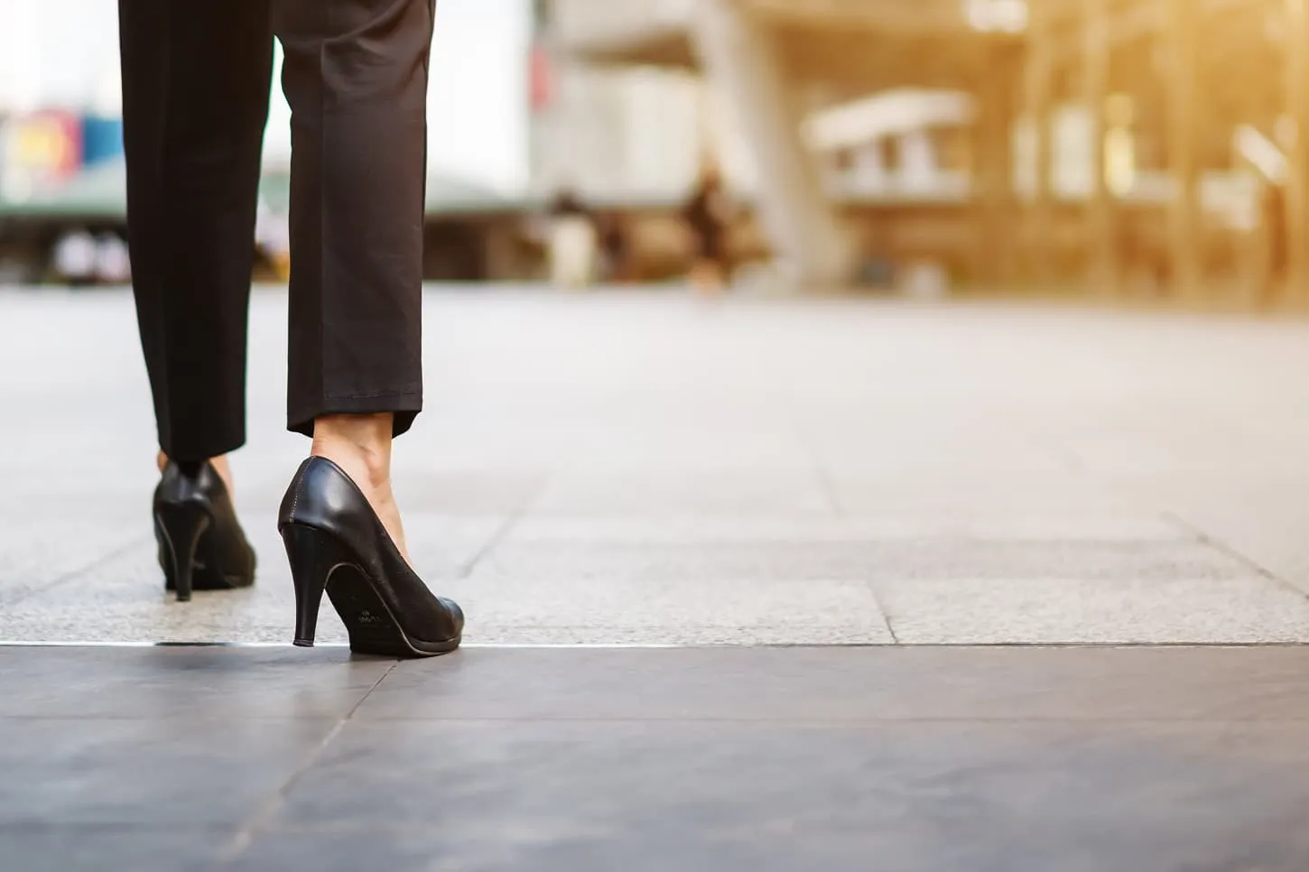 街を歩く女性の足元