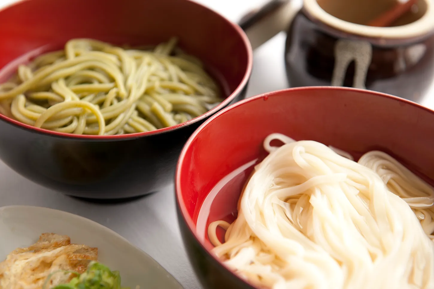 職人の手元とマグロの握り寿司