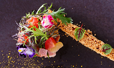 写真：メインダイニングルーム「三笠」のお料理