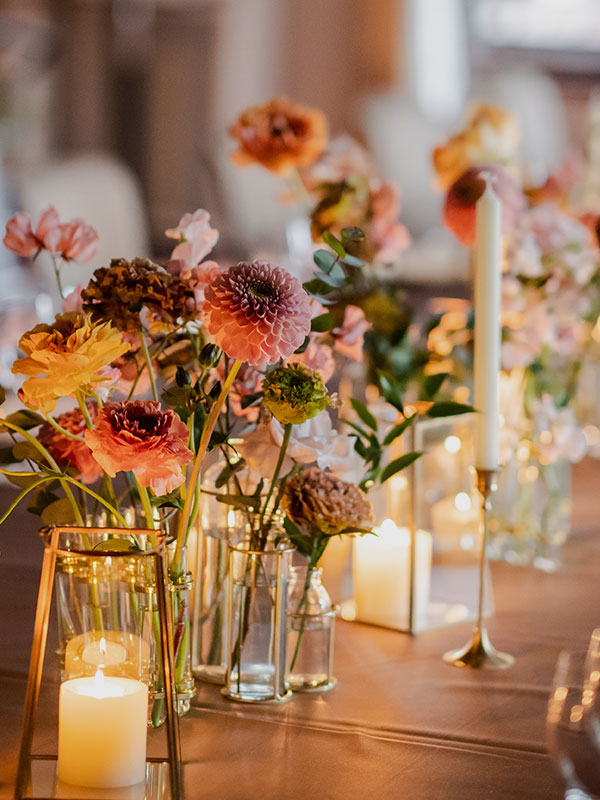 写真：披露宴会場のお花を使った装飾一例